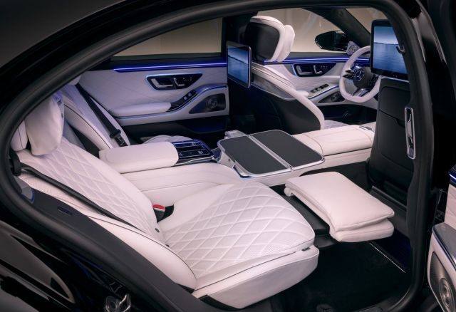 Intérieur Mercedes Classe S 2024 — sellerie cuir blanc VTC Paris luxe